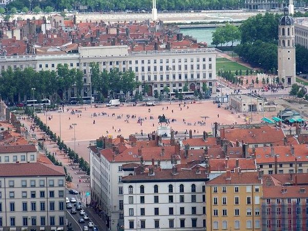 Où louer un garde-meuble en ville à Lyon en vue d'un achat immobilier ?
